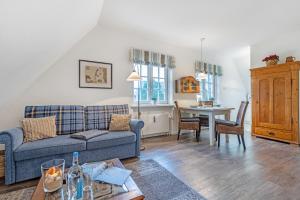 a living room with a couch and a table at Sueder Ech in Keitum