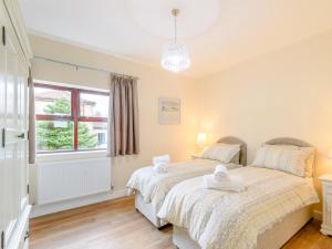 High Etherley的住宿－2 bed property in Hamsterley 80003，一间卧室设有一张床和一个窗口