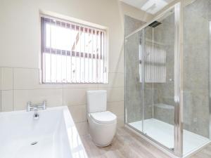 y baño con aseo y ducha. en 2 bed property in Hamsterley 80003, en High Etherley