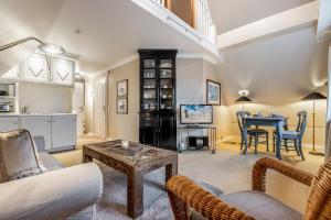 a living room with a couch and a table at Galeriesuite in Archsum