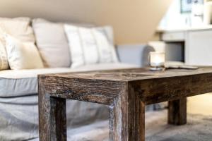 ArchsumにあるGaleriesuiteのリビングルーム(ソファ付)の木製コーヒーテーブル