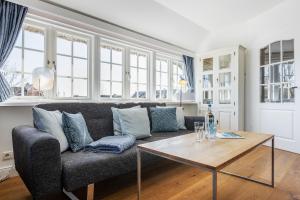 a living room with a couch and a table at Blue Haven in Keitum