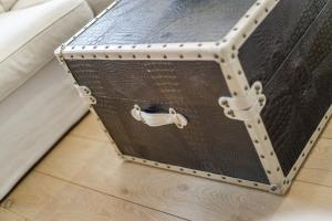 カイトゥムにあるStrandkrabbeのソファの横に座るスーツケース
