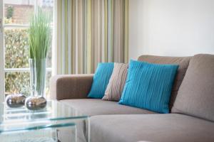 a living room with a couch and a glass table at Gode Tiet in Westerland (Sylt)