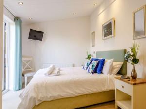 a bedroom with a bed and a tv on the wall at 2 Bed in South Molton 82260 in Romansleigh