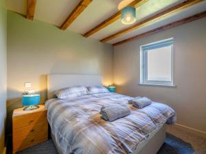 Un pat sau paturi într-o cameră la 2 Bed in Bentham 82857