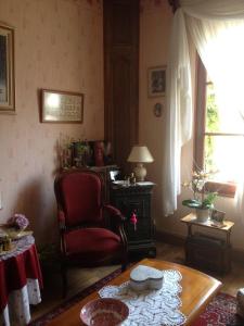 ヴェルダン・シュル・ムーズにあるChambres D'Hôtes Des 3 Roisの椅子とテーブルのあるリビングルーム