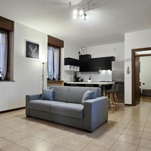 sala de estar con sofá y cocina en Casa Moderna Olgiate, en Olgiate Olona