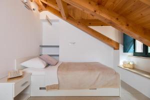 - une chambre avec un lit dans une pièce dotée de plafonds en bois dans l'établissement B18 APARTMENT, à Dubrovnik
