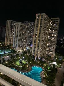 a view of a city at night with tall buildings at Căn hộ studio Vinhome grand park Quận 9 in Long Bình
