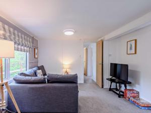a living room with a couch and a television at 2 Bed in Woodgreen 82875 in Godshill