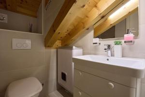 La salle de bains est pourvue d'un lavabo et de toilettes. dans l'établissement B18 APARTMENT, à Dubrovnik