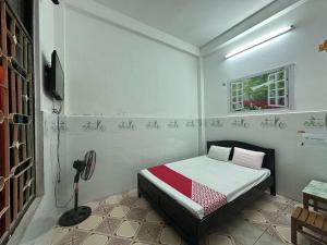 a bedroom with a bed and a television in it at SPOT ON 1222 Song Han Motel in Da Nang