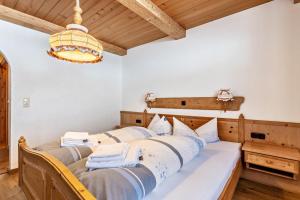 2 camas num quarto com um lustre em Schwüwong - Apartment 12 em Kelchsau