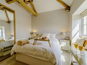 een slaapkamer met een bed met een tafel erop bij 2 Bed in Halifax oc-83521 in Halifax