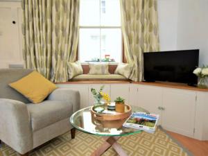 uma sala de estar com um sofá, uma mesa e uma televisão em 2 bed in Cockermouth SZ123 em Cockermouth