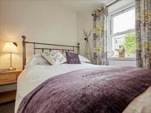 um quarto com uma cama grande e uma janela em 2 bed in Cockermouth SZ123 em Cockermouth
