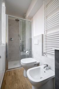 ein Bad mit einer Dusche, einem WC und einem Waschbecken in der Unterkunft Bologna Suite Centre City in Bologna