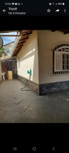 a wall of a building with a wire on it at Ótima casa Rio das Ostras in Rio das Ostras