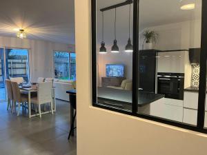 uma cozinha e sala de estar com uma mesa e uma sala de jantar em La Villa Coquette em Vouvray