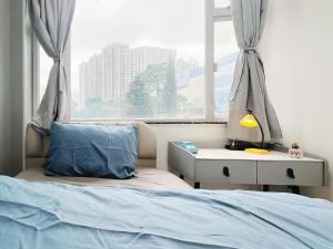 um quarto com uma cama e uma janela em Student Accommodation - 5 Man Cheong Street em Hong Kong