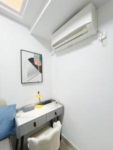 um quarto com uma secretária e uma cama com uma cama em Student Accommodation - 5 Man Cheong Street em Hong Kong