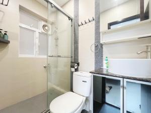 bagno con servizi igienici e lavandino di Student Accommodation - 5 Man Cheong Street a Hong Kong