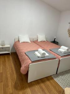 twee bedden met handdoeken bovenop in een kamer bij S&C HOSTING in Celorico de Basto