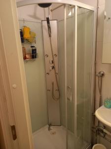 um chuveiro com uma porta de vidro na casa de banho em Kuivakangas em Kuivakangas