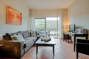 sala de estar con sofá y mesa en Appartement Wijde Blick 110 - aan de duinen - Callantsoog, en Callantsoog