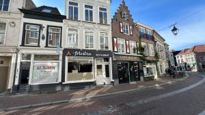 una strada con edifici e negozi su una strada cittadina di Stylish studio in the heart of Breda city center a Breda