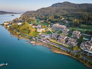 een luchtzicht op een resort op het water bij Hermitage Vital Hotel in Maria Wörth