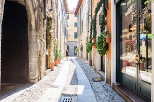 una strada in un centro storico in Italia di Casa Vitani a Como