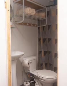 een kleine badkamer met een toilet en een wastafel bij Sunset View - Mini Loft in La Libertad