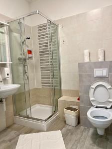 uma casa de banho com um chuveiro, um WC e um lavatório. em Appa Hostel em Zagreb