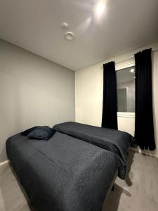 a bedroom with a bed and a window at Kotimaailma apartments#2 Uusi kaksio keskustassa in Seinäjoki