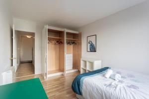 sypialnia z łóżkiem i zielonym stołem w obiekcie Deluxe room with lovely lake View w Londynie