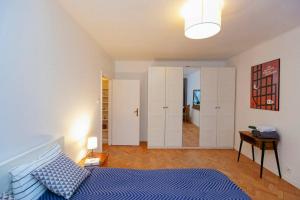 1 dormitorio con cama y pasillo con espejo en Bright and elegant apartment in the green area!, en Varsovia