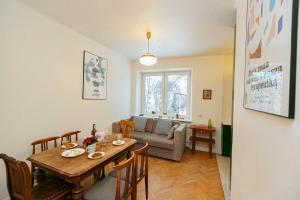 sala de estar con mesa y sofá en Bright and elegant apartment in the green area!, en Varsovia