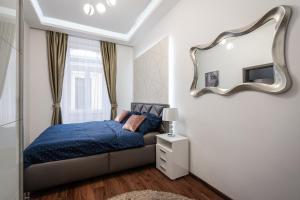 Postel nebo postele na pokoji v ubytování Centrum Opera Luxury apartment with free garage