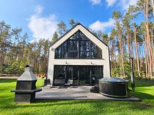 LubianaLEŚNA STODOŁA的有大窗户和垃圾桶的建筑