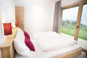 a bedroom with two beds and a window at Dorfweber Wohnung Drei in Lagundo