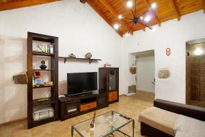 a living room with a couch and a tv at Vv Casa Frasquita in San Bartolomé de Tirajana
