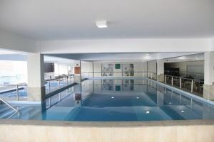 uma grande piscina num edifício em Apartamentos em Rio Quente com maravilhosa área de lazer e linda vista em Rio Quente