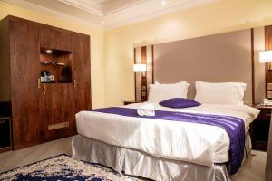 a hotel room with a large bed in a room at فازا سويت تشغيل مؤسسه سويت لتشغيل الفنادق in Jeddah