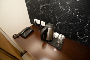 Příslušenství pro přípravu čaje a kávy v ubytování Hotel Merrytale