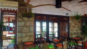 En restaurant eller et andet spisested på Planet Punta del Este Hostel