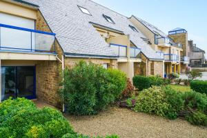 Saint-NicLes Océanes - Vue Mer的前面一排灌木丛的房屋