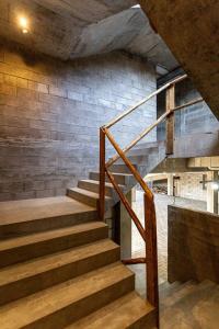 Una escalera en una habitación con una pared de ladrillo en Kazuo520 - Studios Industriais Confort en Londrina