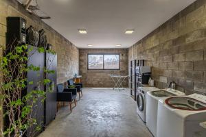 a laundry room with a washer and dryer at Kazuo520 - Conforto e Minimalismo in Londrina
